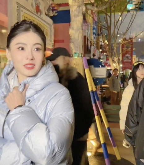 45岁张柏芝在上海街边被偶遇，她穿着羽绒服，脸蛋圆润，真的好漂亮 ​​​
