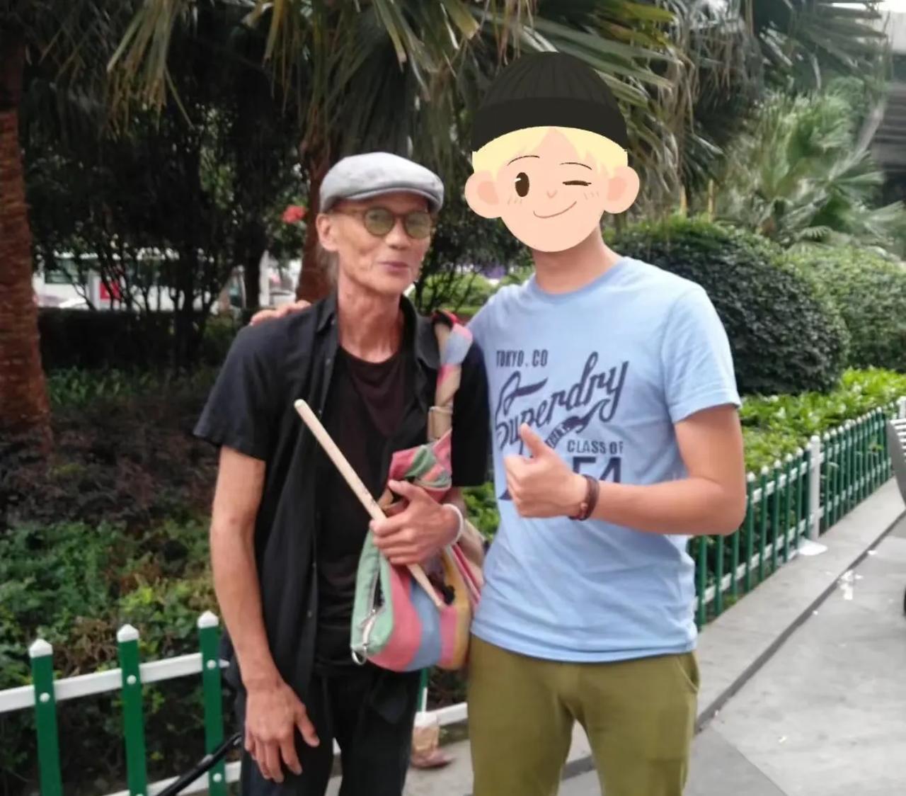 方大同的瘦的确是遗传的，他的爸爸比他还要瘦，不过是那种看上去很有范儿的精瘦。
相