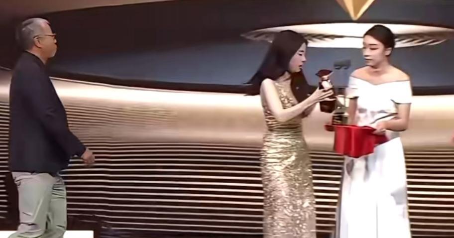 后面嘉宾把奖杯拿给她的时候，她还连连摆手，让嘉宾先给其他人。
张碧成用实际行动告