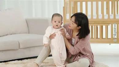 新手妈妈哄睡的 3 个崩溃瞬间：抱到胳膊酸，放下就哭，我真的熬不住了