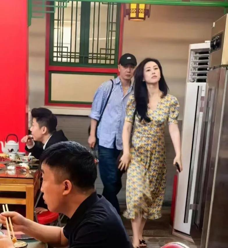 朱珠太美啦！她长发飘飘，一双迷人的大眼睛，真的好漂亮！走起路来好美好美啊！朱珠有