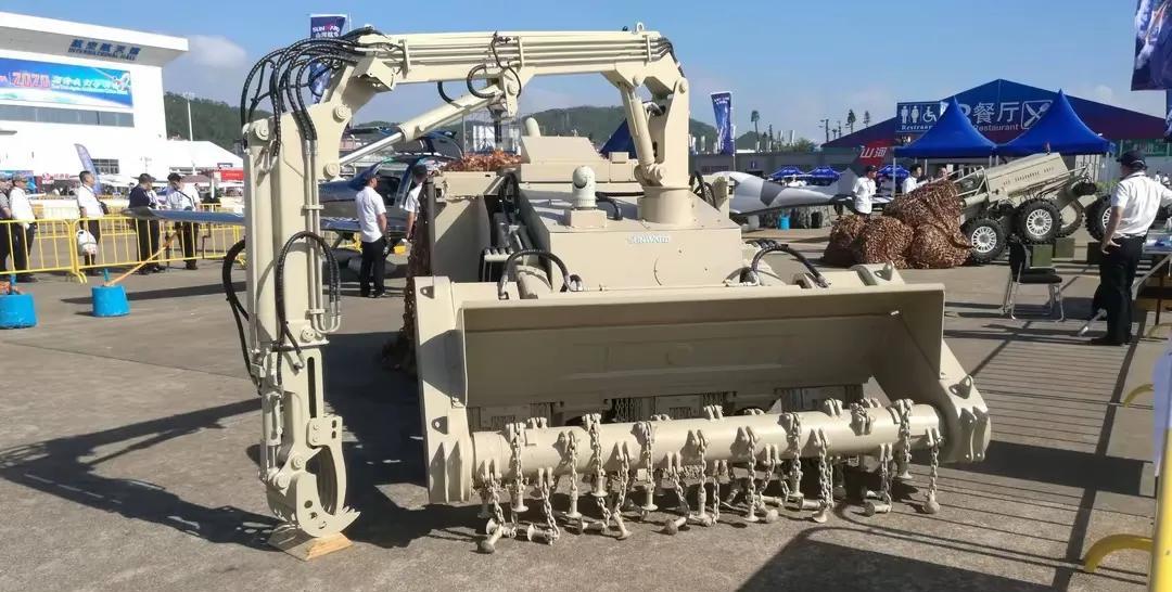 GSL-130中国新一代综合扫雷车，。被誉为"扫雷金刚"的重型机械。全车堆满了多