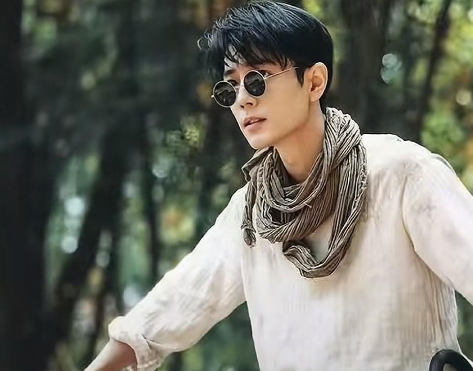 白玉兰《藏海传》剧组重聚
肖战为啥不去
那是因为他有一个小秘密
那就是没时间
肖