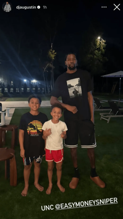前NBA球员DJ-奥古斯丁更新了Ins，晒出一张自己的孩子与火箭球员凯文-杜兰特