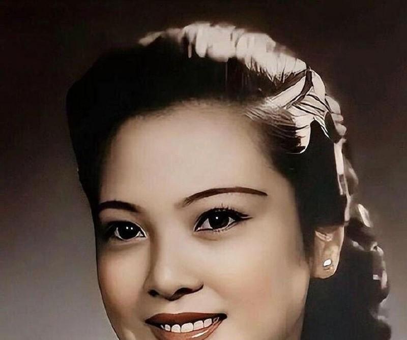 1956年，毛人凤突然暴毙在台北家中，几天后，他的妻子向影心，没等丧期结束，提着