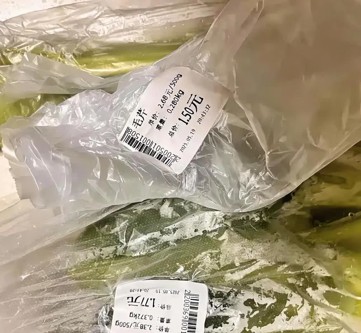 今天和楼下邻居聊天，我才知道什么是节约！普通人这样才能存钱。
同样的一家三口，