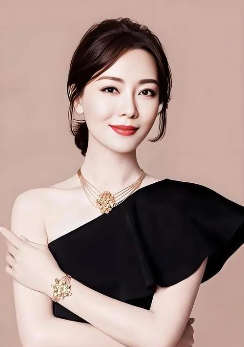 #如何看待陈数的演艺之路#陈数的演艺路，满是坚持与突破。早年在东方歌舞团跳舞的经