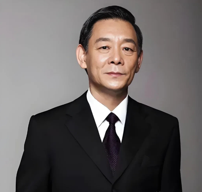 在北京拥有四合院的十位明星
于 谦: 陕西蓝田人 现56岁	四合院和马场约1.5