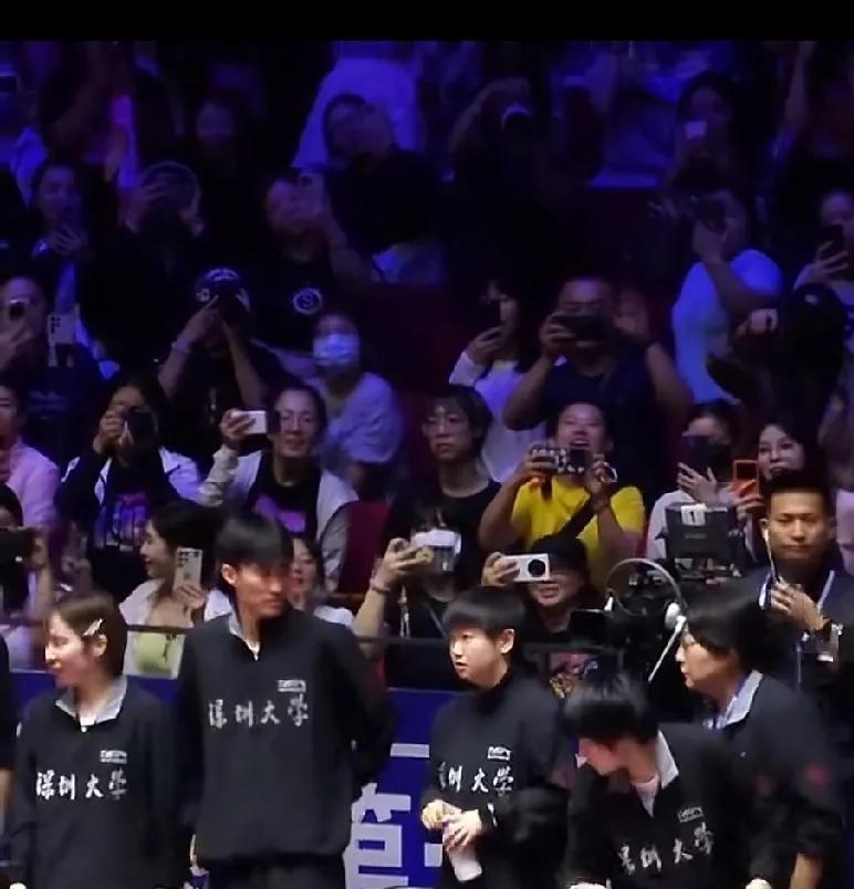 这届球迷太专一了，就盯着一个人，把所有的爱都给了她。
乒超联赛上，这一幕似曾相识
