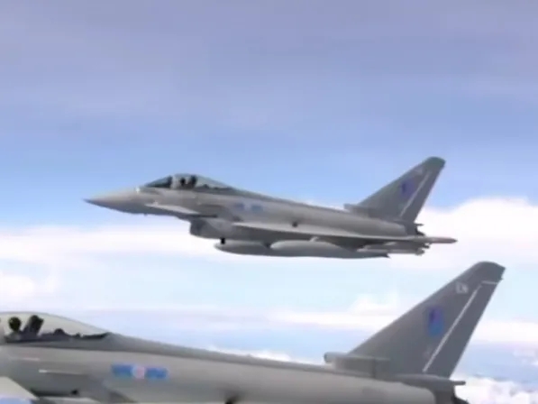 快讯！英国宣布增兵中东！
6月15日，英国首相基尔·斯塔默在前往七国集团（G7）