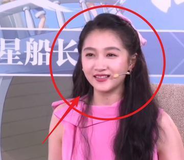 关晓彤恋情风波后亮相，眉毛睫毛变白咋回事？
关晓彤和鹿晗这对儿，最近可是闹得满城