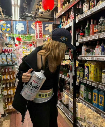 Lisa 知道腰间那一行字的意思吗🤔

