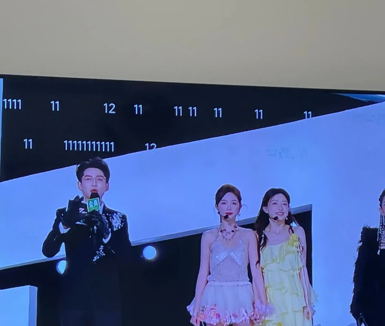 吴宣仪身材好好
我记得我之前看创的时候都说吴宣仪是海南腿精哈哈哈哈，确实是身材