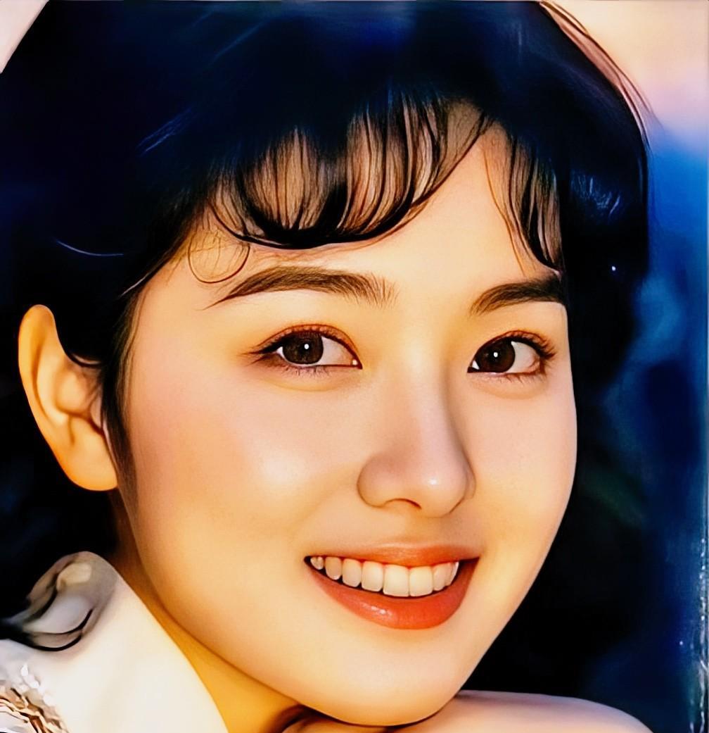 甜美笑容，温柔眼眸，岁月静好，如梦似幻。