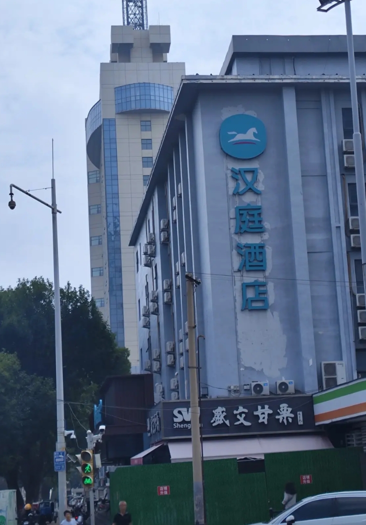 必须交社保了，是降薪还是开除两个员工呢？
我爸开了一个宾馆，员工就5个人！开个宾