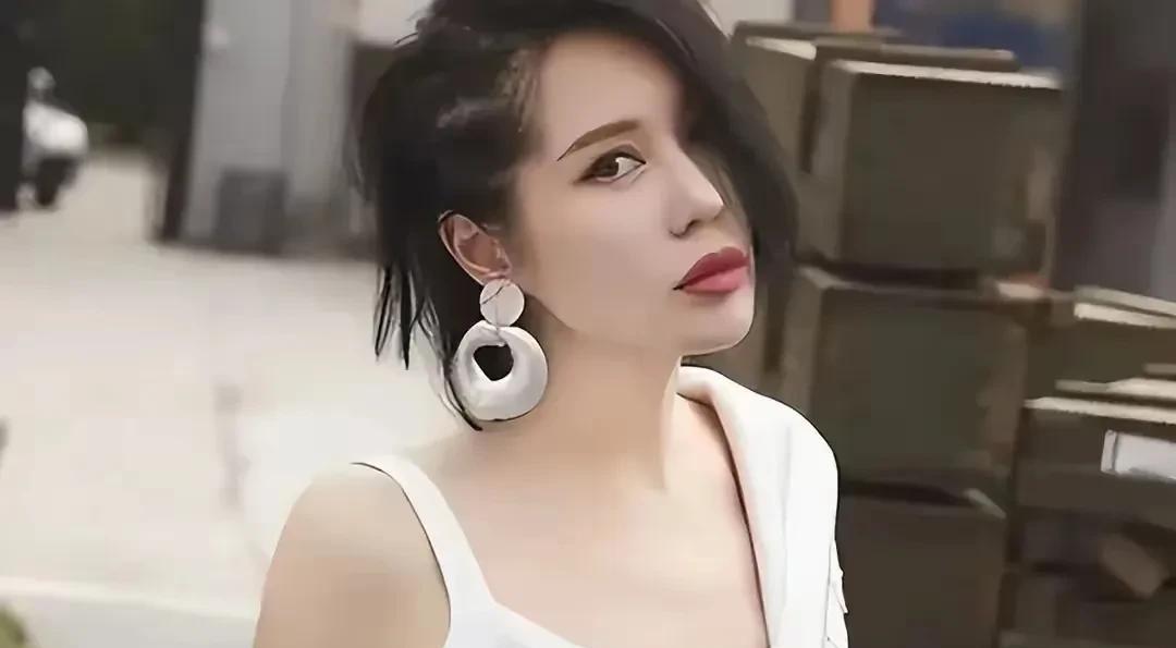 饰演冬夏女王的余男第一次跟肖战合作，
在采访中她说了一个大实话，
她说，肖战根本