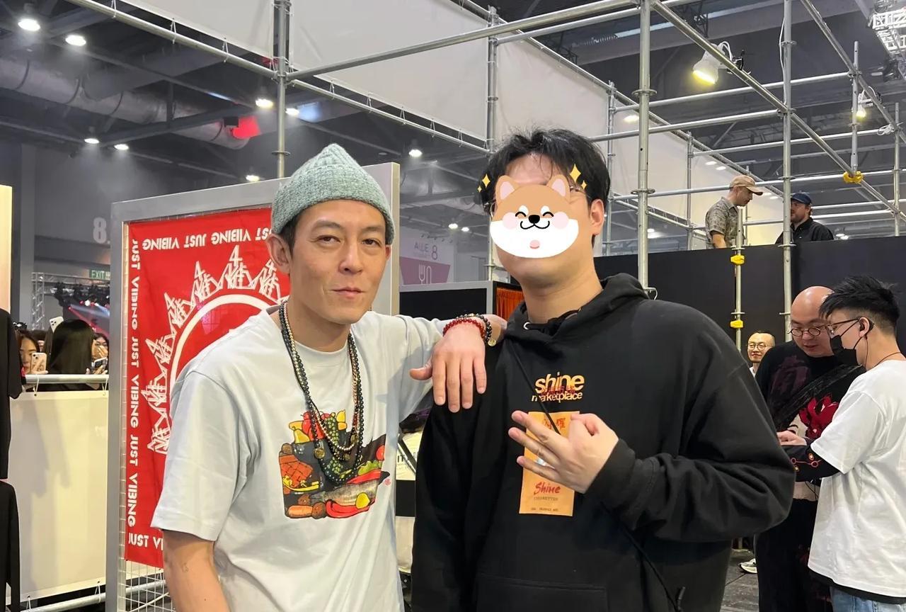 陈冠希在香港参加活动，毛线帽太时尚！不得不说，陈冠希真的好爱这种毛线帽，他有各式
