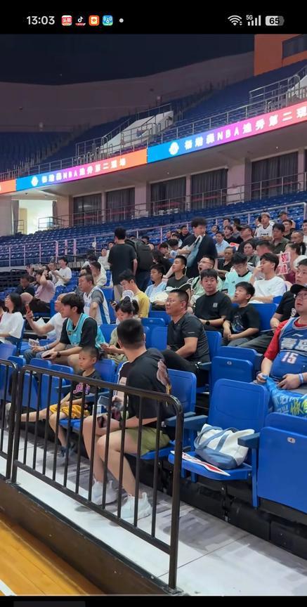 青岛球迷齐聚国信篮球馆，成为杨瀚森NBA选秀的第二会场，为杨瀚森打气，加油！见证