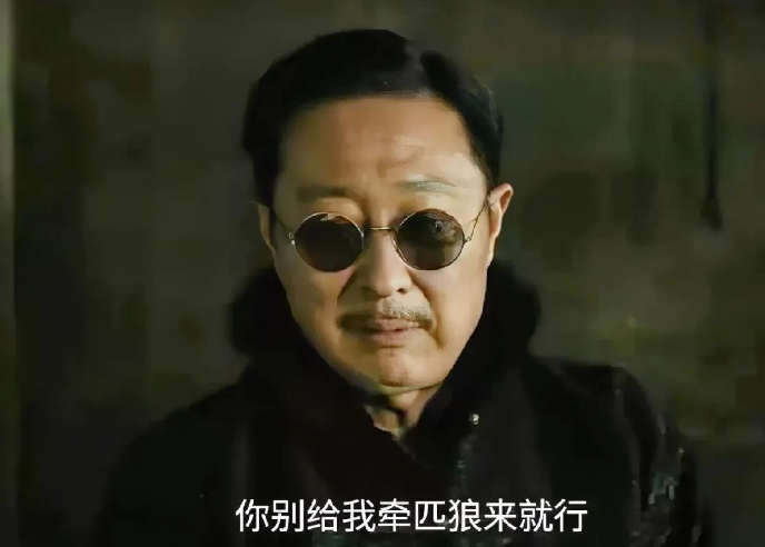 《归队》直到汤德远被送回家，才知肖铁林为什么要折磨汤德远。

汤德远（李乃文饰）