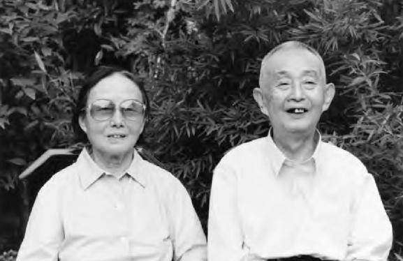 他拒绝跟国民党去台湾，帮解放军绘制西藏地图，儿子正国级。1949年，被解放军打的