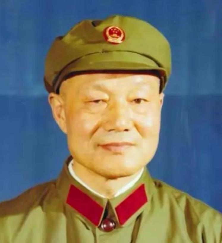 1949年，李克农突然笑问毛主席：“主席，你知道美国总统每天上班后的第一件事是什