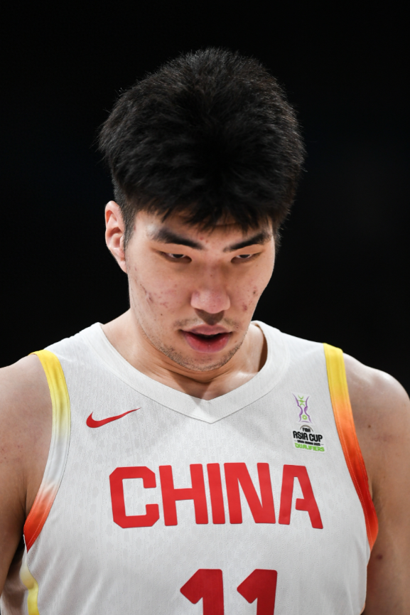 男篮亚洲杯1/4决赛，中国男篮79-71战胜韩国。
此役，余嘉豪在造杀伤及前场篮