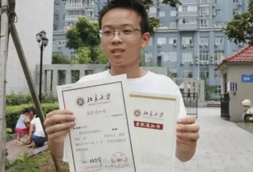 别人高考一搏，他高考三赚！

广东小伙全炫宇，连续三年考上北大，却三次都没去。 