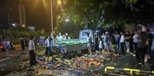 四川自贡，一名五十八岁男子喝酒后想要买个西瓜解渴，挑西瓜的时候重拍瓜体，摊主说了