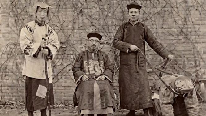 1910年北京：14岁少年脖套麻绳，趴地给少爷当马骑