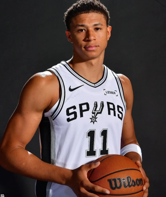 从卡布下放大号事件可以看出，网友有时候水平比制服组也不差
1、网友早就看出来了，