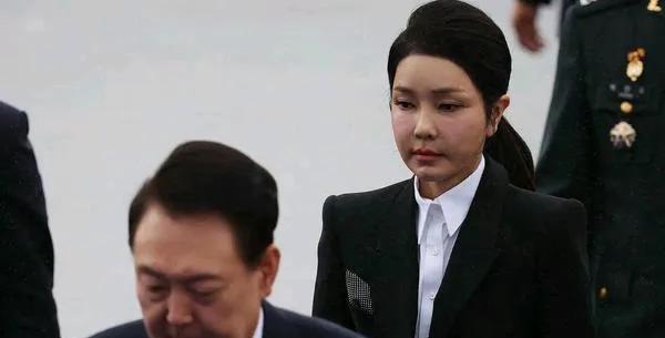 金希建压力太大生病了！韩国前总统尹锡悦夫人金建希病情恶化住院。
刚刚看到这个消息