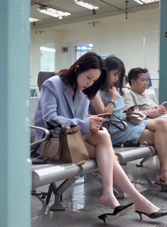 这气质，至少是副局级吧
