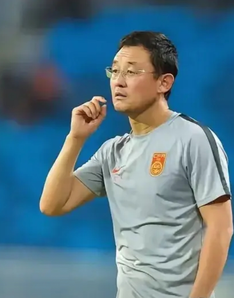 今天那个嗨球家长又有新动向，说是律师说了家长有权要求俱乐部终止合同，其实很多人都