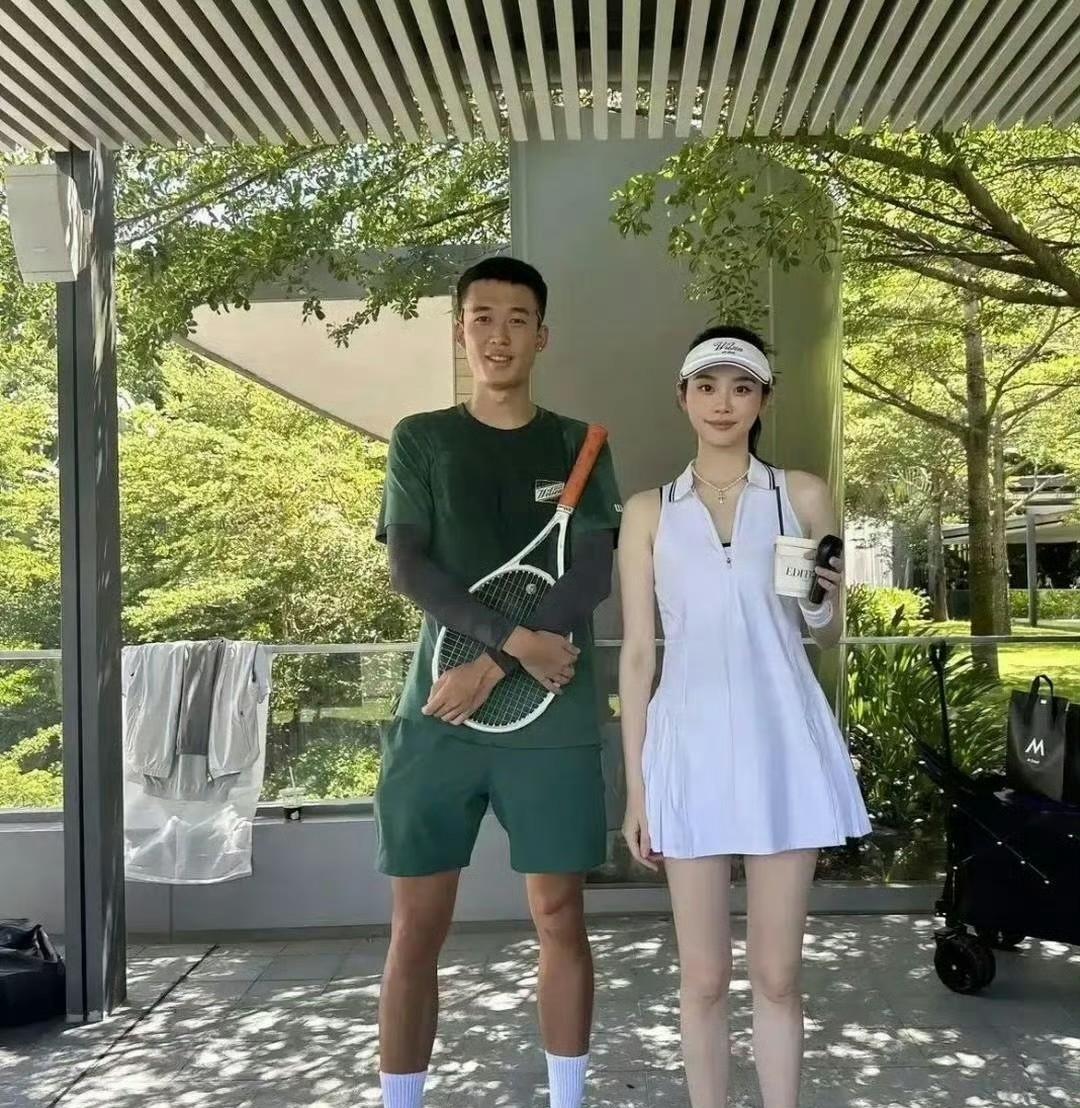 奚梦瑶在电视上看着也就那样，但真人真是绝了！美翻了，而且皮肤白得发光！