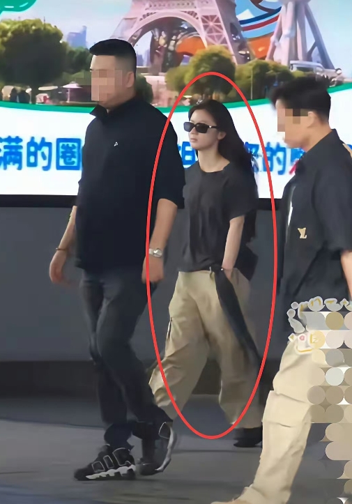 单依纯有点“飘”了，出门有两个保镖护驾。
没办法，姐姐红了。
有这个资本和实力。