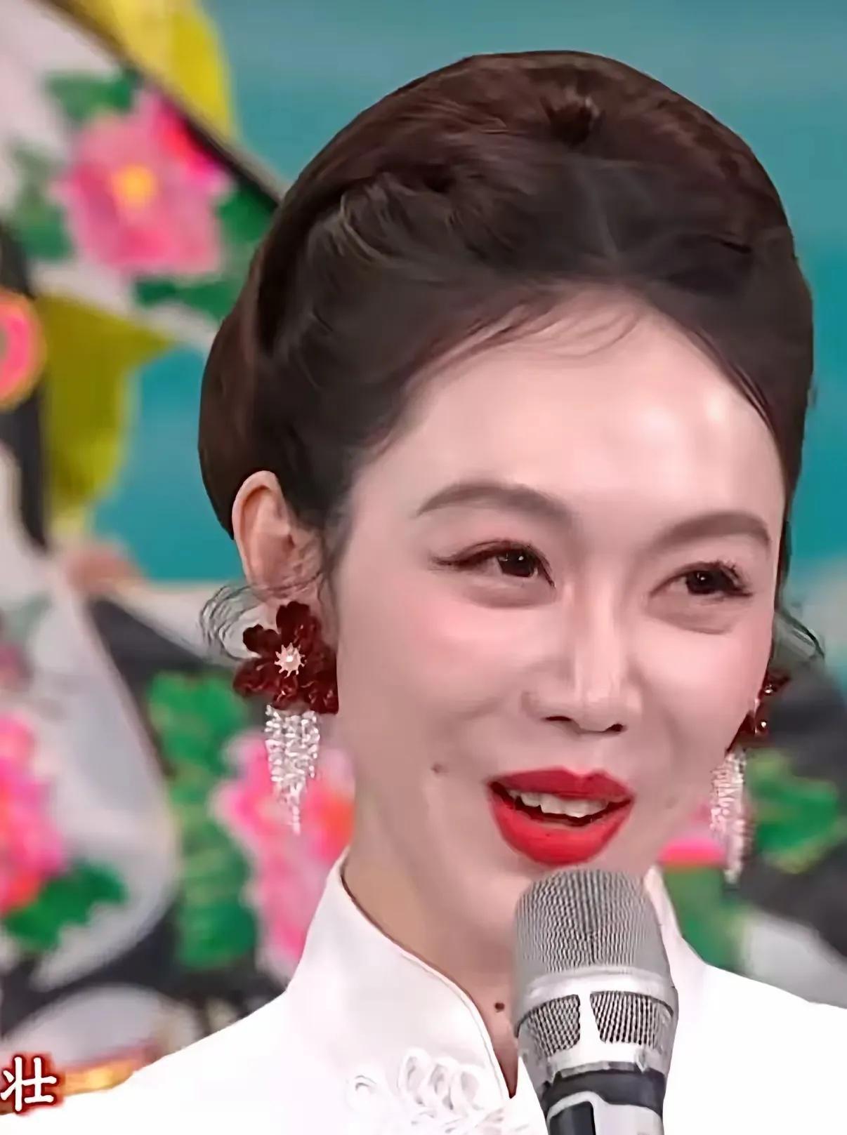 姜妍，春晚的造型，你觉得好看吗？
虽然大眼弯眉，梨窝也特别的甜美，但总觉得苹果肌