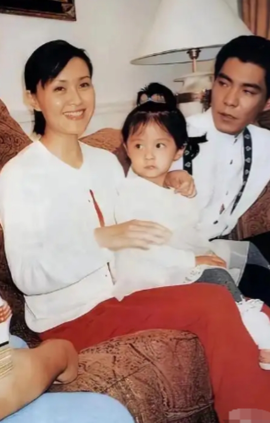 1989年，22岁的歌手屠洪刚在美国演出时，遇到了年仅19岁的中美混血美女黛西，