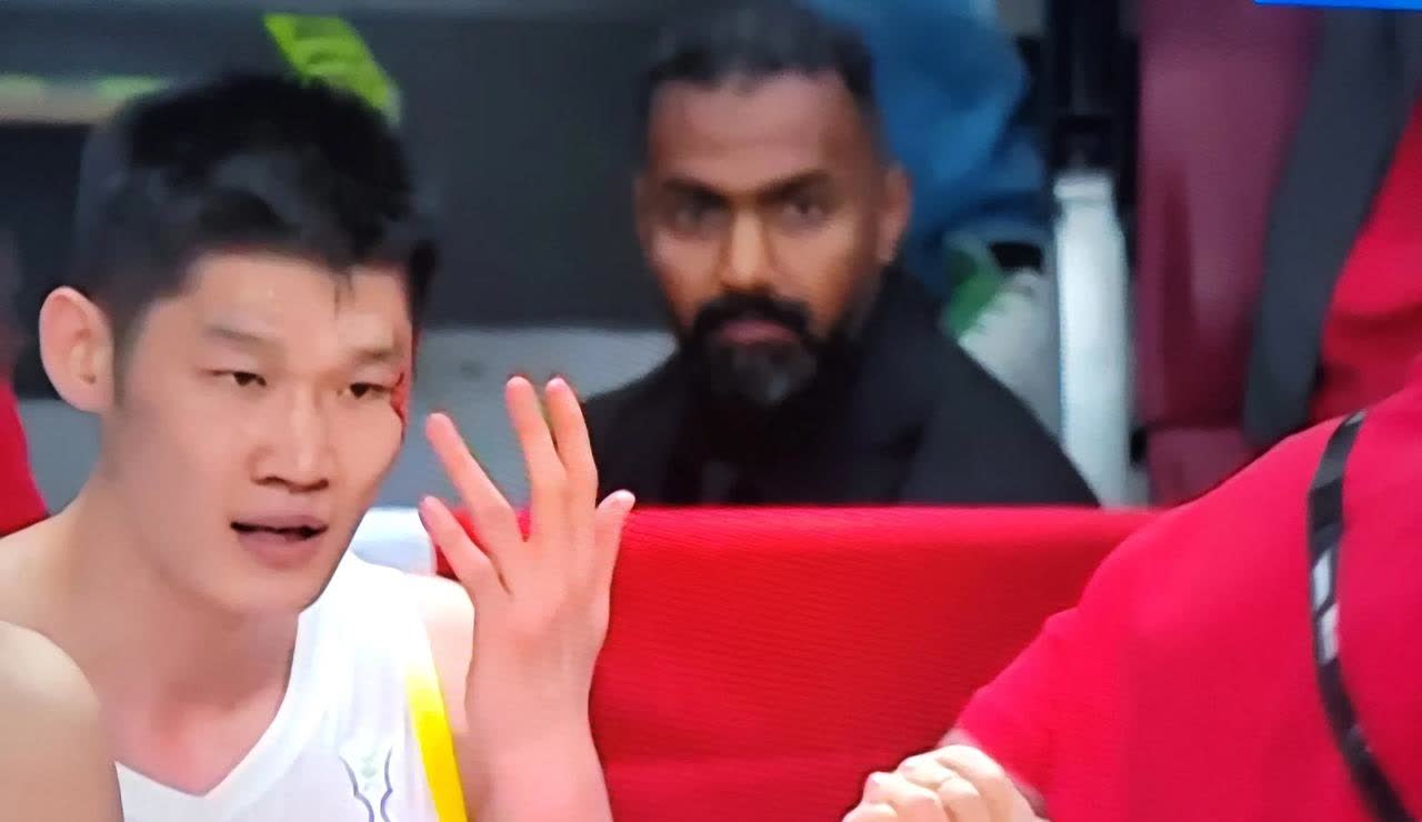 大秋血染球场，王俊杰拼至抽筋，高诗岩五次犯规被罚下场，中国男篮靠着顽强的防守战胜