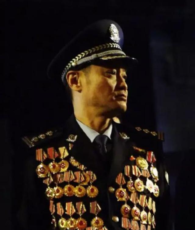 1998年，兰州一警察执勤时，突然被一可疑男子用上了膛的手枪顶住脑袋！在这万分危