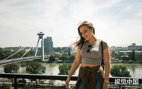 女友为了与我结婚，不惜将我母亲送外国外让其遇害，还想雇凶谋害我