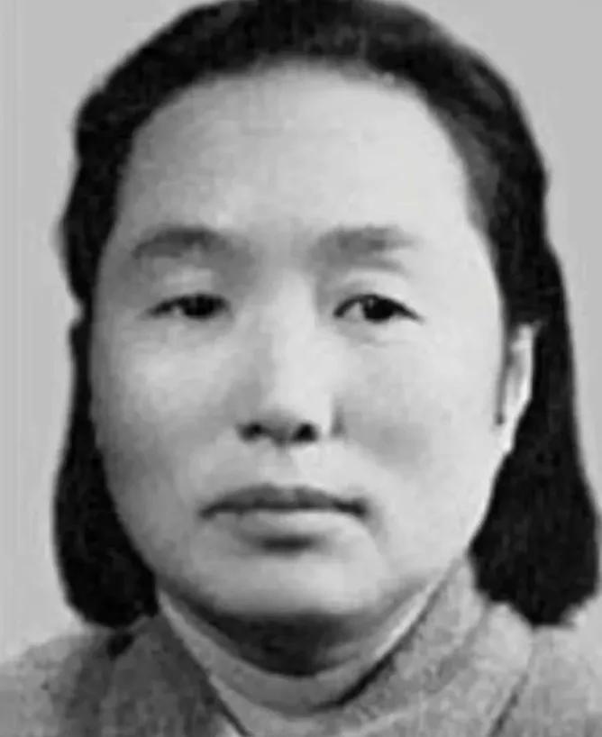 1937年，地主王学文正在家中取暖，忽然听到了一阵敲门声，出去一看，一个女红军递