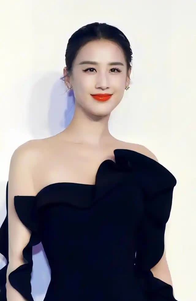 终于弄明白了
为啥综艺节目这么偏爱黄圣依了
不是因为她和周星驰合作过，而是因
