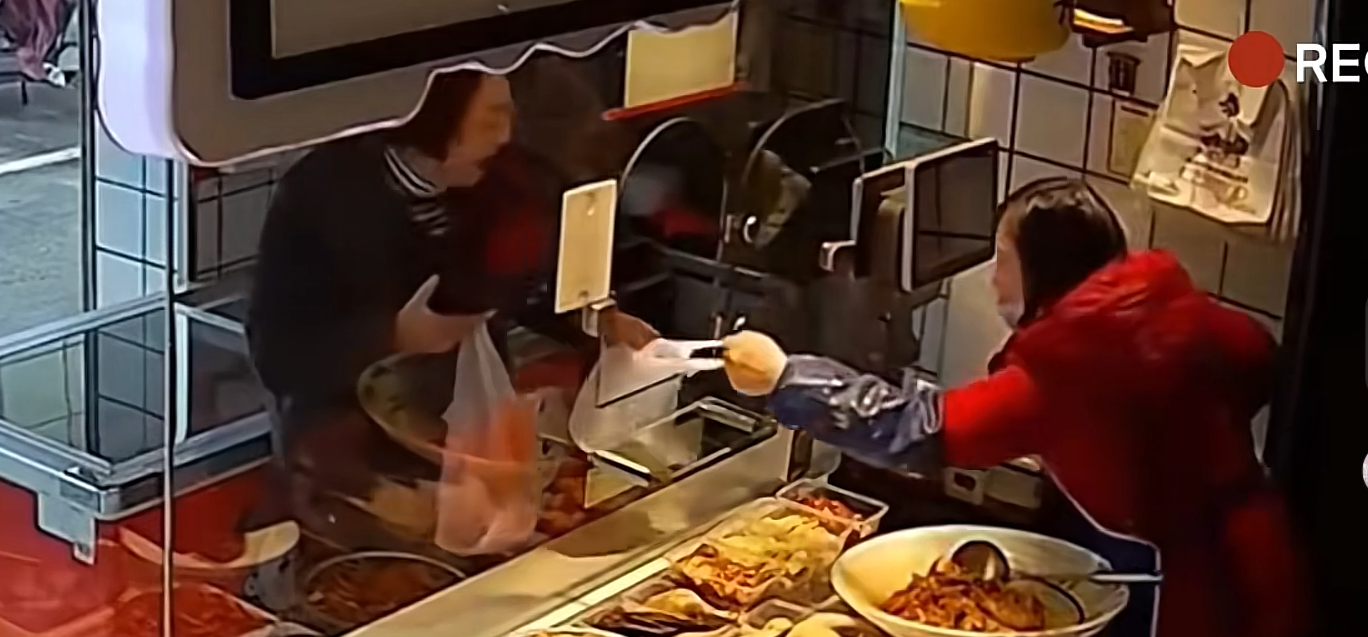 称了21块钱的食物大妈付款20
店家说你下次还是不要来了这样对吗？