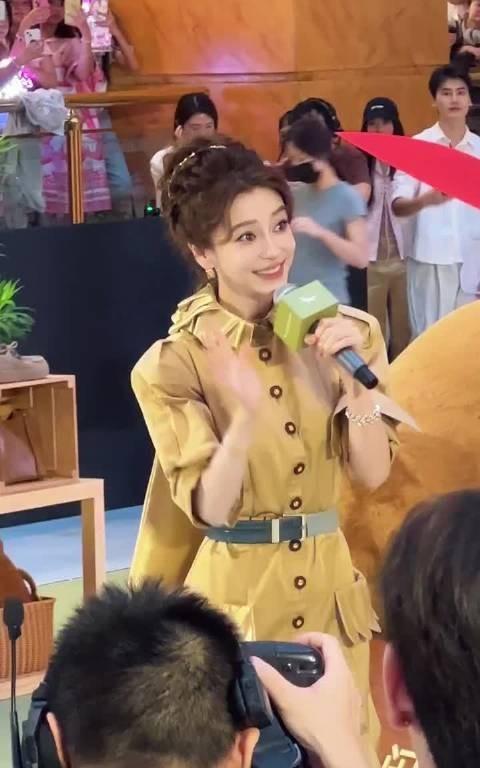 angelababy今日上海活动 不管路人什么角度拍她都好好看啊
