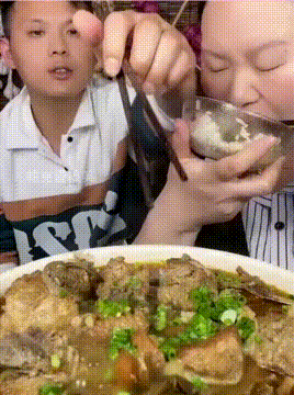 大哥十年上门女婿，吃饭时妻子竟然这样做，一点骨气都没有！