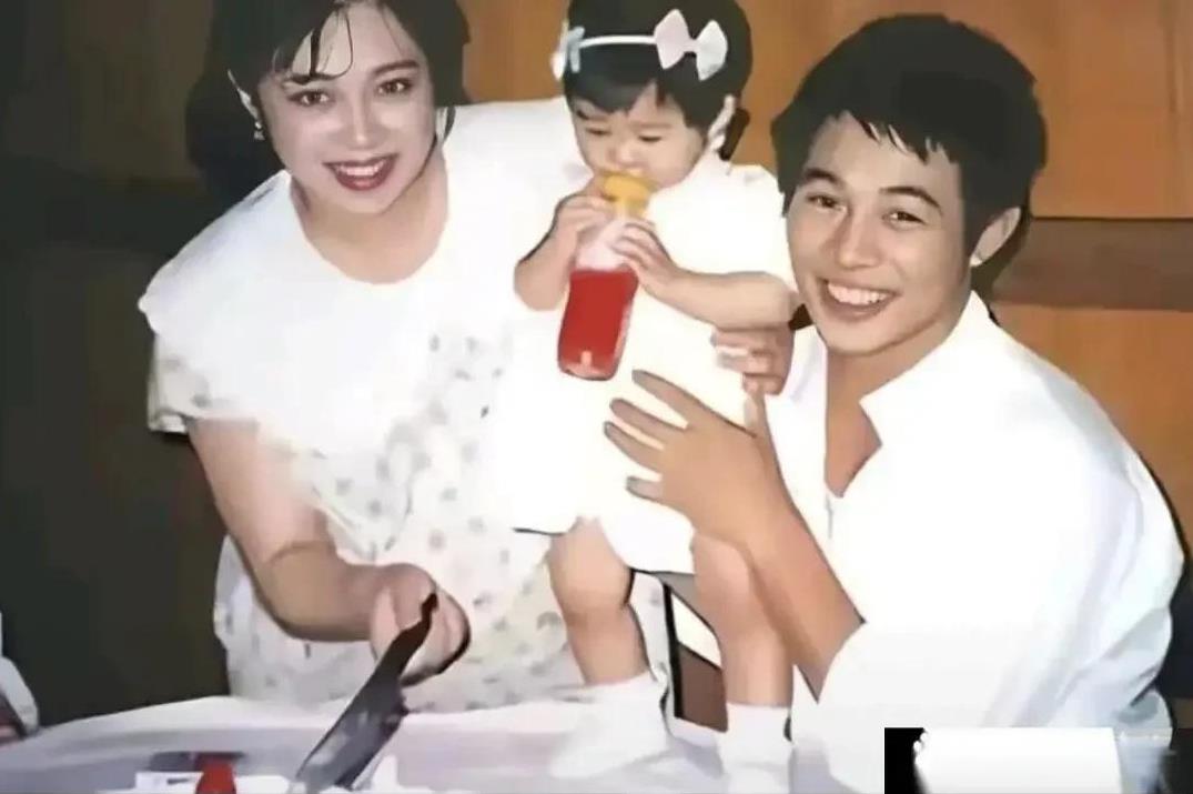 80年代，李连杰和黄秋燕一起给女儿过生日[看]