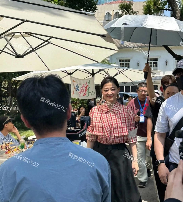 梅婷回老家南京开见面会，本人漂亮年轻又洋气，比剧里好看多了!
如果说内娱哪一个女