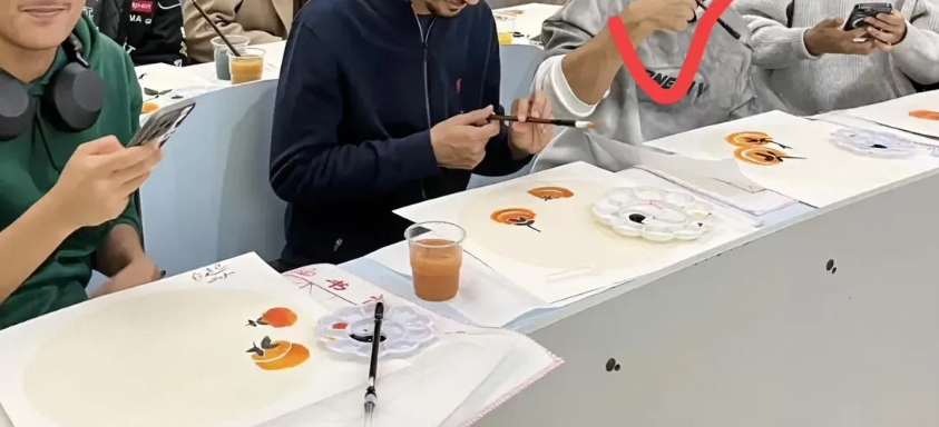 最近刷到个热议话题：

 外国留学生来华，第一件事不是入学注册、分房间，而是去医