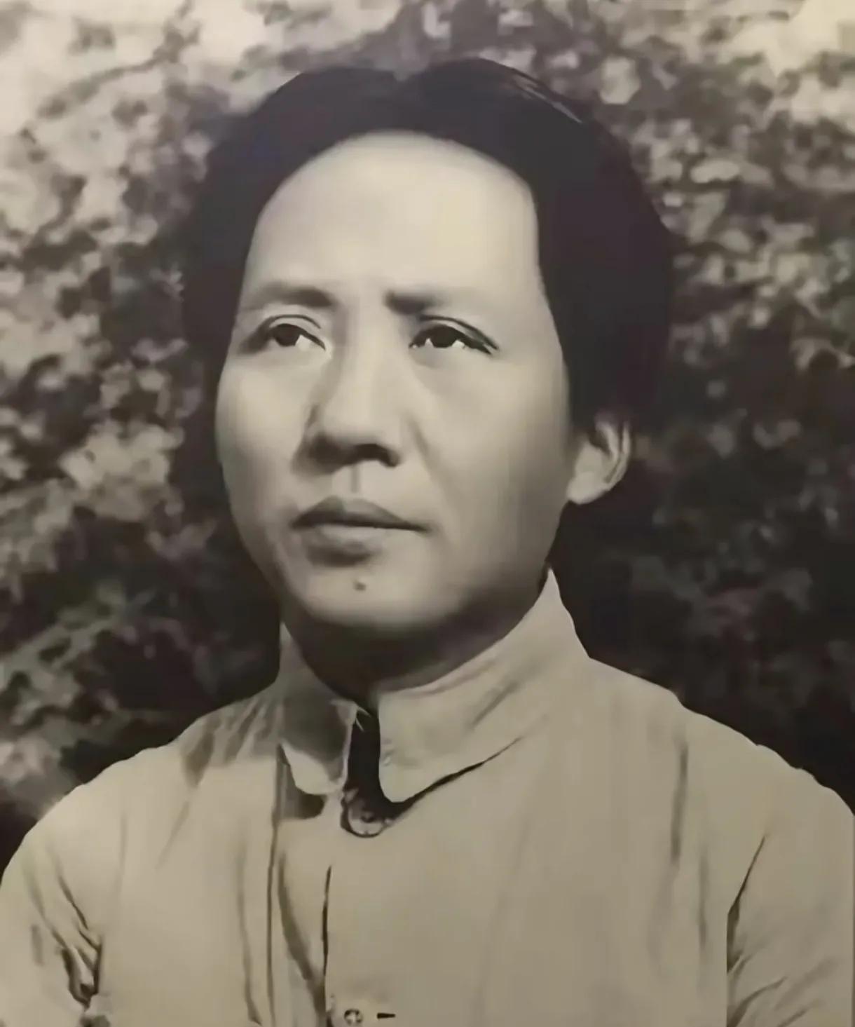 他是中华民族复兴路上的擎灯者，
用一生擘画的蓝图，正铺展成今日的壮阔。
此刻，让
