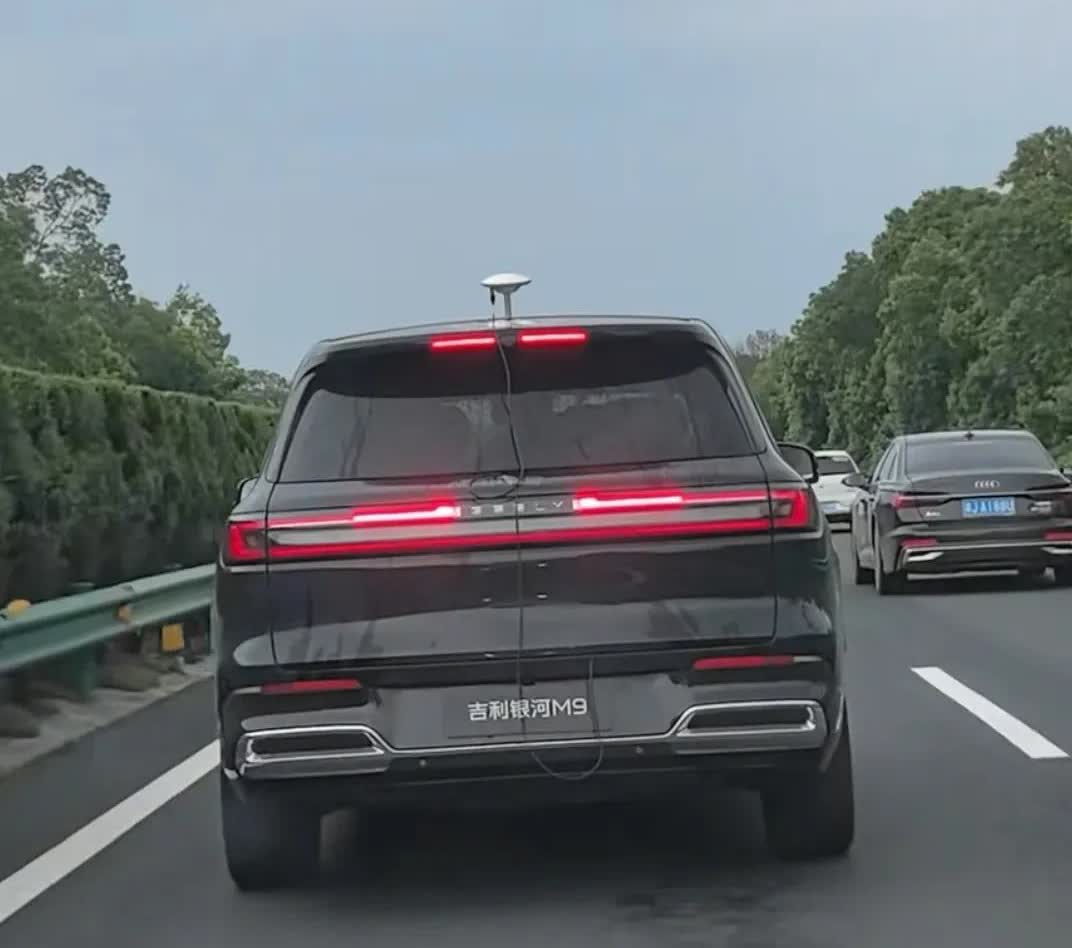 就不能匹配宽一点的轮胎吗？这么大的车，无语[捂脸]